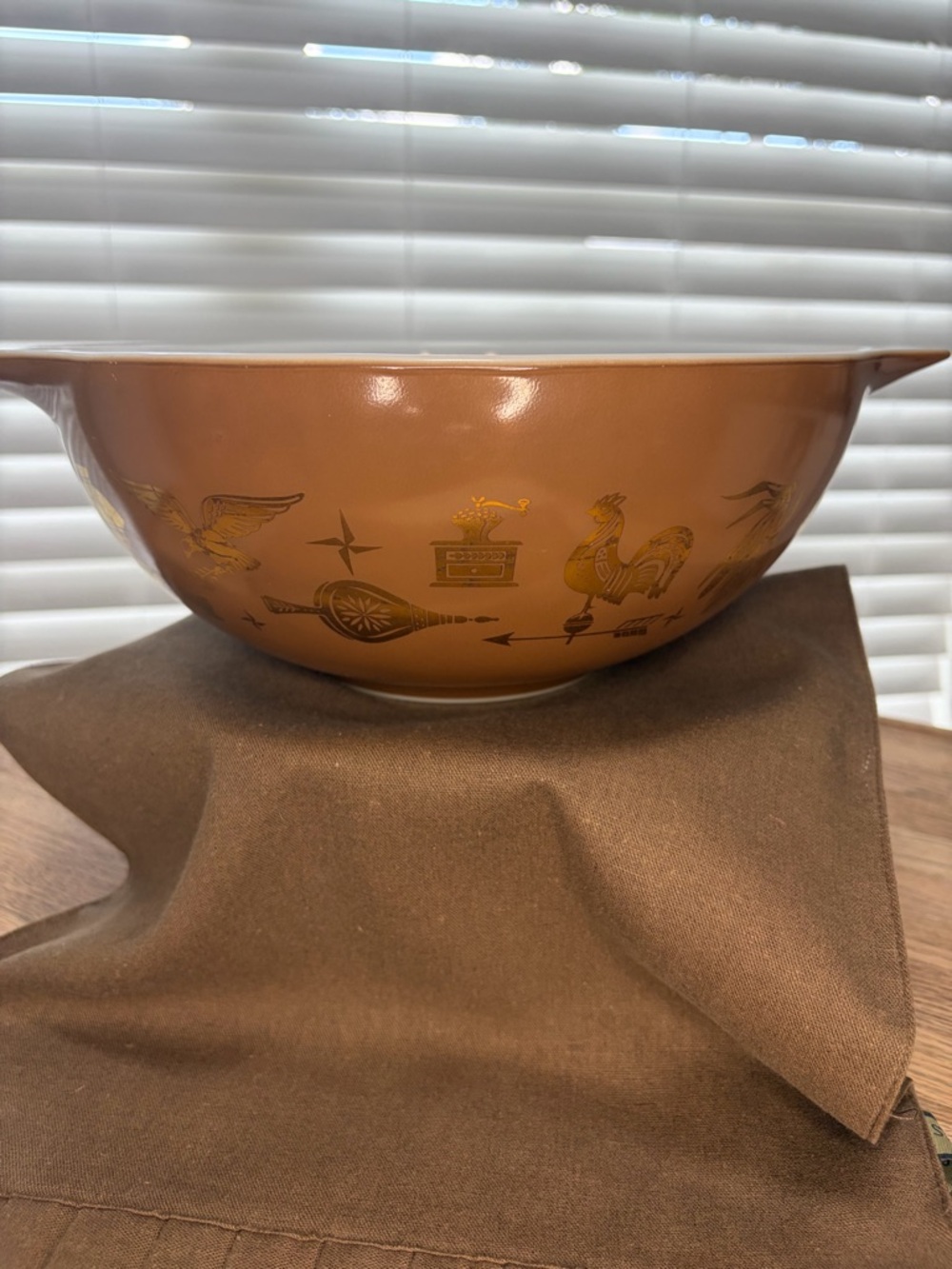 VINTAGE 1960’s Pyrex “Cinderella 4 quart Brown Mixing Bowl